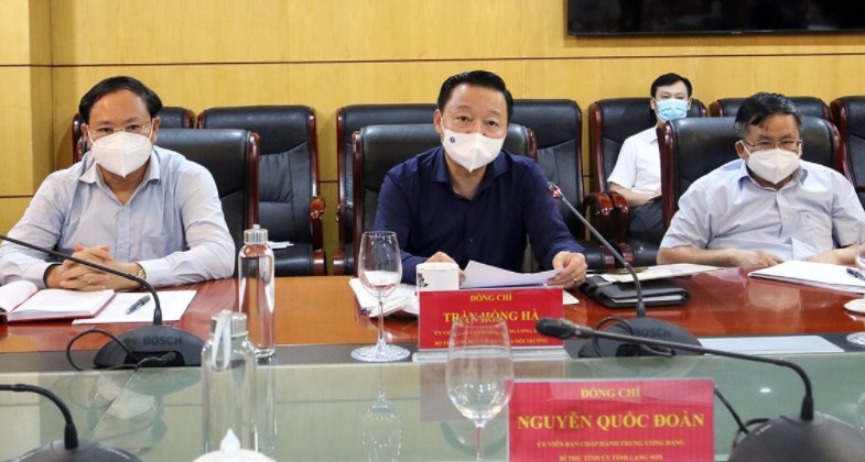 Bộ trưởng Trần Hồng Hà (ở giữa) cùng Thứ trưởng Lê Minh Ngân (ngoài cùng bên trái) tại buổi làm việc với tỉnh Lạng Sơn