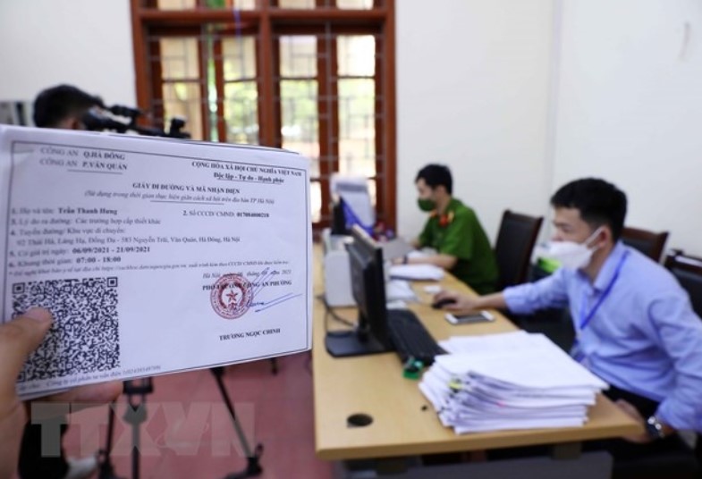 Công an phường Văn Quán, quận Hà Đông gấp rút tiếp nhận và xét duyệt hồ sơ của các cá nhân, đơn vị có nhu cầu cấp giấy đi đường theo mẫu mới.