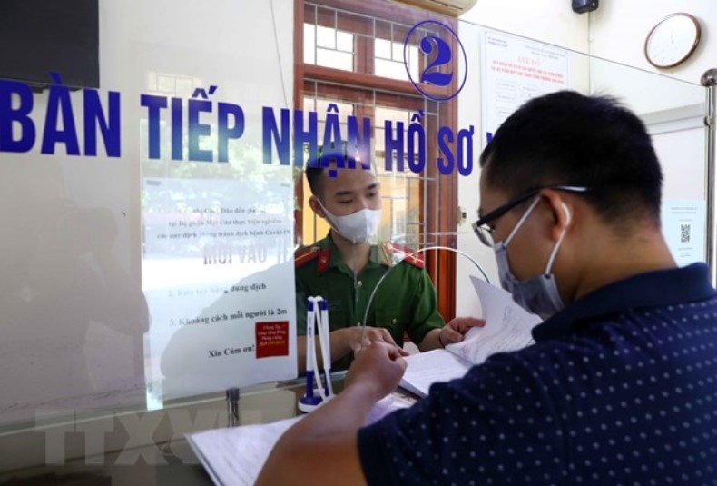 Công an phường Văn Quán, quận Hà Đông tiếp nhận hồ sơ của người dân xin cấp giấy đi đường.