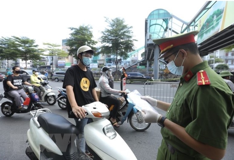 Lực lượng chức năng kiểm tra và nhắc nhở người ra đường tại chốt kiểm soát phố Trần Nhật Duật
