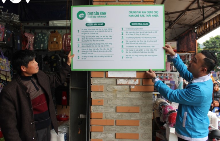 Gắn biển hướng dẫn người dân và tiểu thương hạn chế các sản phẩm nhựa dùng 1 lần tại các chợ trung tâm TP Sơn La