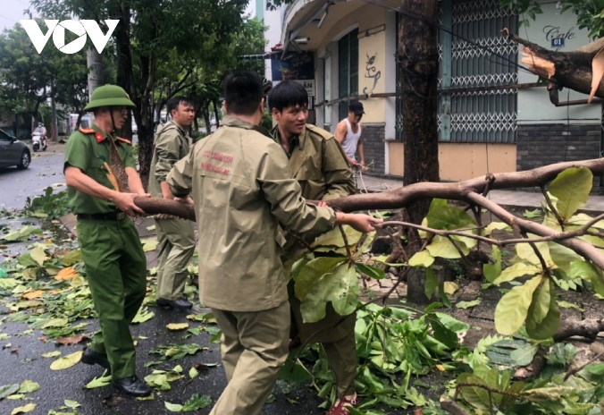 Công nhân môi trường Đà Nẵng ra quân dọn dẹp sau bão - 6