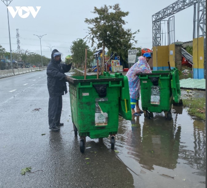 Công nhân môi trường Đà Nẵng ra quân dọn dẹp sau bão - 7