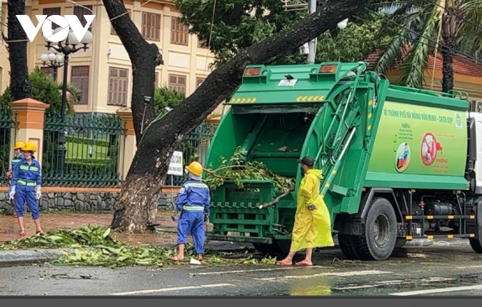 Công nhân môi trường Đà Nẵng ra quân dọn dẹp sau bão - 8