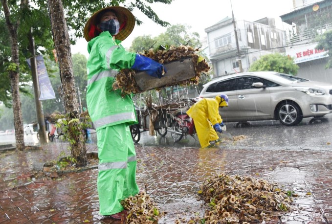 Công nhân môi trường TP. Vinh dầm mưa quét dọn rác, khơi thông cống-5