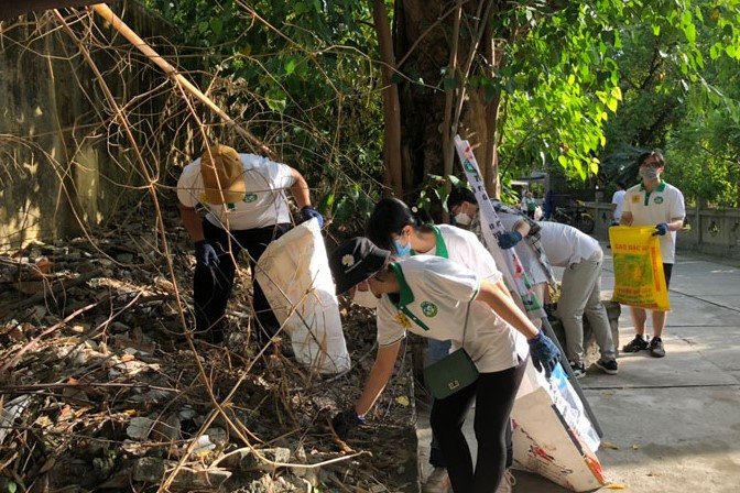 TP.Nha Trang (Khánh Hòa): hơn 100 phật tử tham gia nhặt rác tại chùa Long Sơn