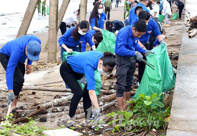  Đoàn viên, thanh niên ra quân làm sạch môi trường