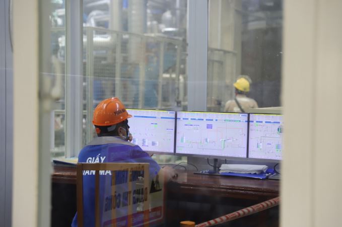 Việc vận hành sản xuất tại nhà máy chủ yếu được thực hiện tự động hóa