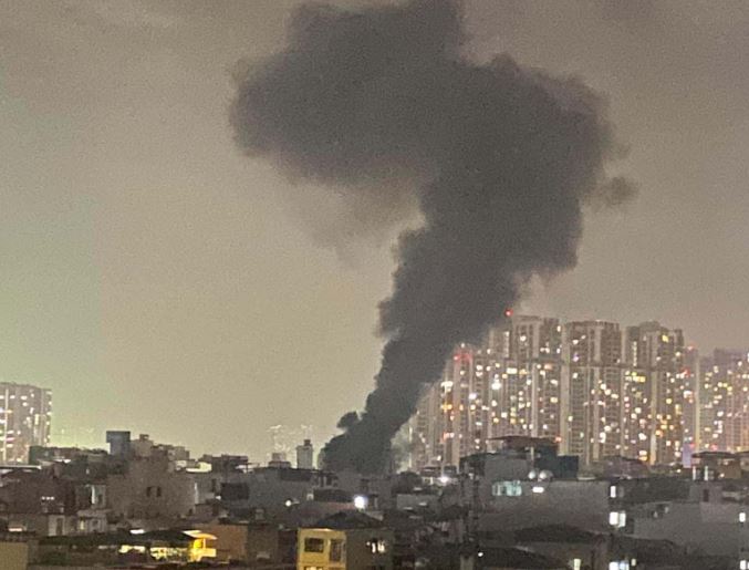 Cột khói bốc cao hàng chục mét từ vụ cháy chung cư mini tại Khương Hạ (phường Khương Đình, quận Thanh Xuân, Hà Nội)