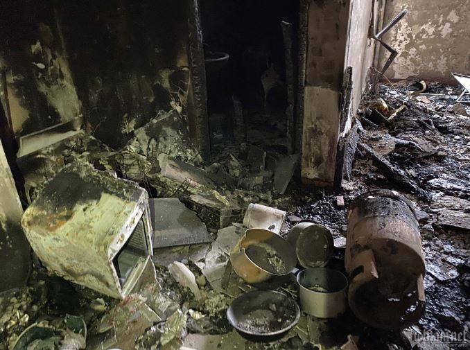 Hiện trường sau vụ cháy tại chung cư mini ở phố Khương Hạ