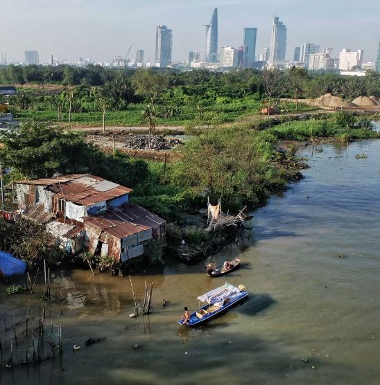 Ở Việt Nam quá trình đô thị hoá xảy ra nhiều năm trước công nghiệp hoá, khiến cho các mô hình và tư duy đô thị gặp sự khủng hoảng lớn