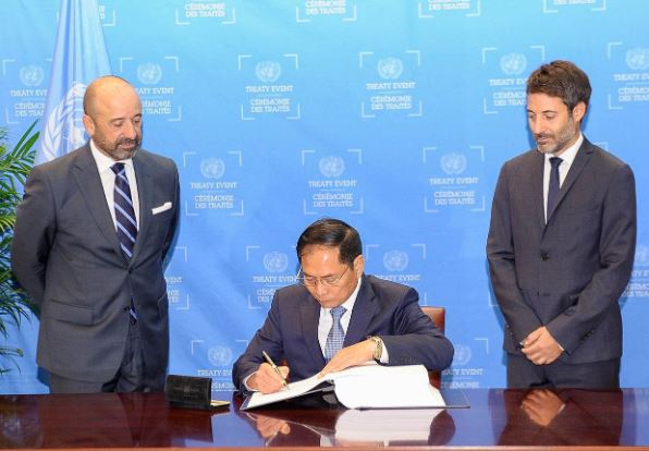 Bộ trưởng Bộ Ngoại giao Bùi Thanh Sơn ký Hiệp định biển cả