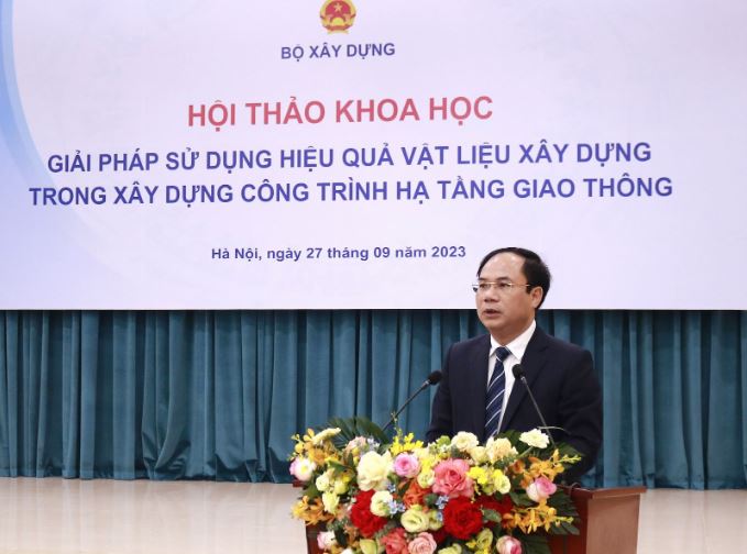Thứ trưởng Bộ Xây dựng Nguyễn Văn Sinh phát biểu tại Hội thảo