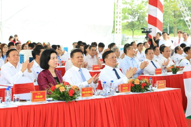 Bí thư Thành ủy Đinh Tiến Dũng và các đồng chí lãnh đạo thành phố dự lễ khởi công