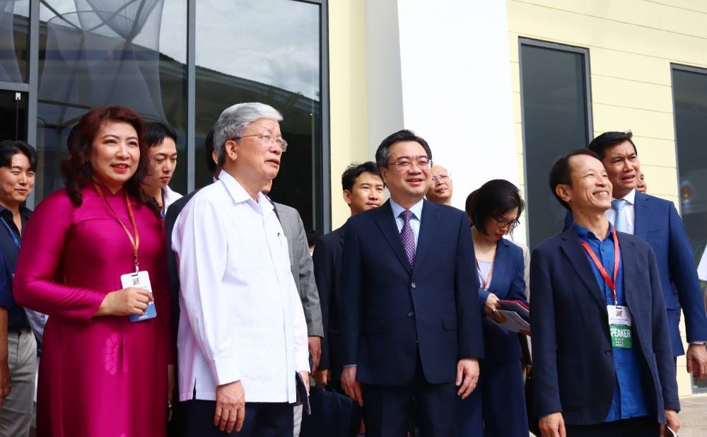 Bộ trưởng Nguyễn Thanh Nghị và các đại biểu tham quan các gian triển lãm.