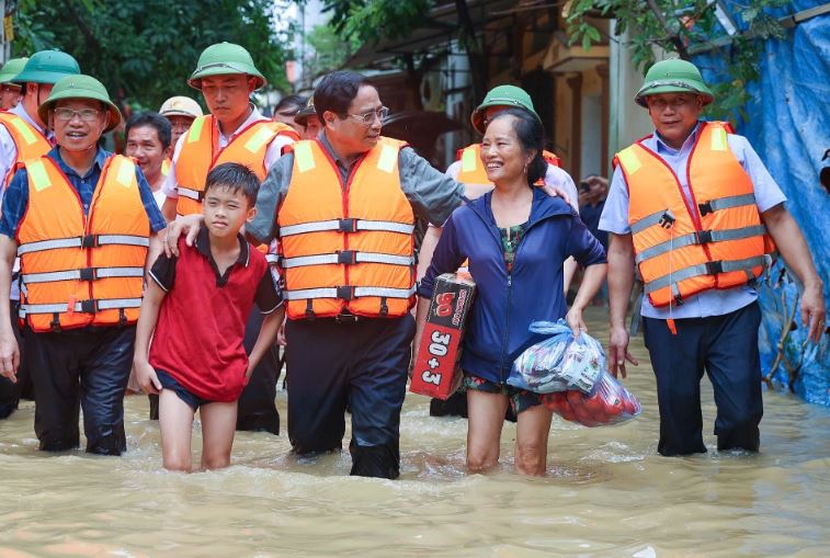 Thủ tướng Phạm Minh Chính đang thị sát lũ lụt tại tỉnh Bắc Giang sáng 10/9