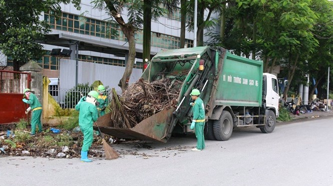 Công nhân vệ sinh môi trường thu gom rác thải tại thành phố Hải Dương, tỉnh Hải Dương