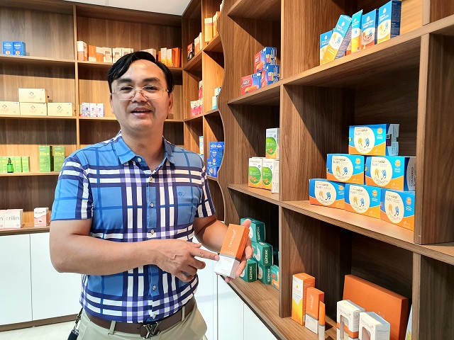 Ông Phan Văn Hiệu giới thiệu sản phẩm được sản xuất từ cây dược liệu Việt Nam