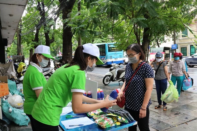 Điểm thu gom rác tái chế, đổi quà đang được URENCO và PRO Việt Nam phối hợp thực hiện tại Hà Nội