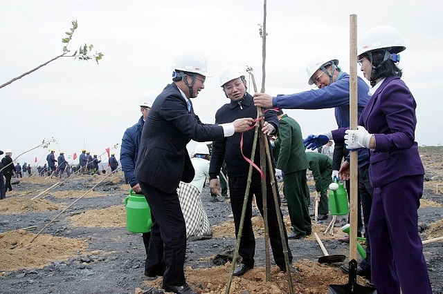 Đại diện lãnh đạo tỉnh Quảng Ninh trồng cây tại lễ phát động Tết trồng cây Xuân Quý Mão và trồng cây tại mỏ than Đèo Nai. Ảnh: Tư liệu