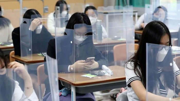 Một lớp học Hàn Quốc sử dụng vách ngăn để hạn chế lây lan Covid-19 vào tháng 5/2020. Ảnh: Korea JoongAng Daily