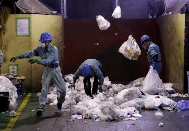Công nhân phân loại rác thải nhựa để tái chế tại Trung tâm tái chế tài nguyên Minato ở Tokyo, Nhật Bản. Ảnh: Reuters