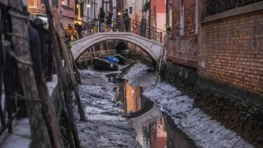 Sông, hồ ở nhiều thành phố của châu Âu đang cạn kiệt. Ảnh: CNN.