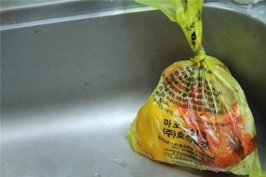 Rác thải thực phẩm được bgười dân Seoul thường gom vào chiếc túi màu vàng chuyên dụng