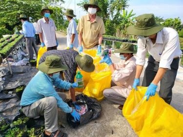 Nông dân xã Tân Khánh Đông, TP. Sa Đéc thu gom được 350kg rác thải bảo vệ thực vật