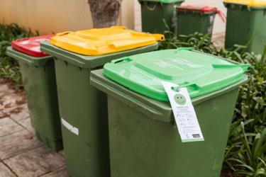 Thùng đựng rác thải hữu cơ trong vườn có màu xanh lá cây. (Nguồn: ABC News)