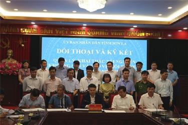 Các tổ chức, doanh nghiệp ký cam kết với Chủ tịch UBND tỉnh về quản lý tài nguyên và bảo vệ môi trường trên địa bàn tỉnh Sơn La.