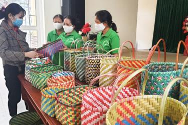 Hội viên phụ nữ khu 5B, phường Quang Trung (TP Uông Bí) tái chế rác thải nhựa thành các giỏ, làn đi chợ.