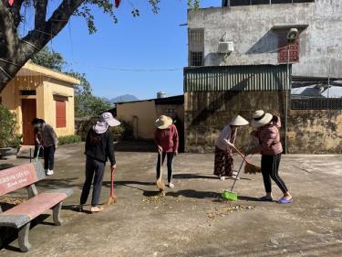 Phụ nữ huyện Tiên Yên dọn vệ sinh nhà văn hóa trong 