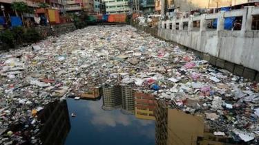 Ô nhiễm chất thải nhựa ở một con kênh tại thủ đô Manila - Philippines - Ảnh: Getty