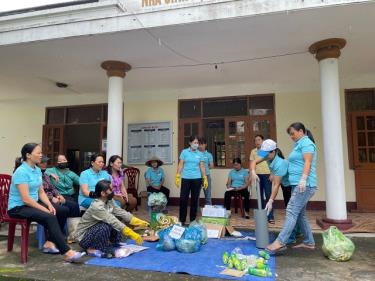 Người dân và phụ nữ ve chai được hướng dẫn và thực hành phân loại rác tại TP Hạ Long
