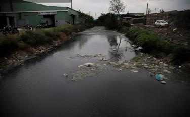 Ô nhiễm tại Cụm Công nghiệp Phú Lâm, huyện Tiên Du. Ảnh: ITN