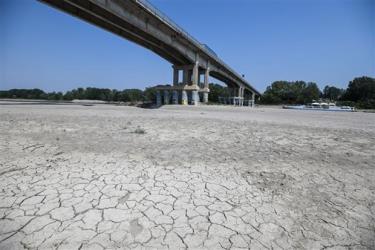 Sông Po ở Boretto, đông bắc Parma, Italy, khô cạn do hạn hán ngày 15/6/2022. (Ảnh: AFP)