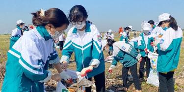 Học sinh Trường THCS Bạch Long (Giao Thủy) tham gia thu gom rác thải xung quanh nơi sinh sống.