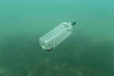Chai nhựa trôi nổi trên biển Adriatic của đảo Mljet, Croatia. Ảnh: Reuters