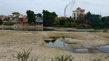 Nước ở sông Cầu (đoạn Ngũ Huyện Khê) ô nhiễm nặng bởi hoạt động sản xuất của làng giấy Phong Khê. Ảnh: Trần Tuấn/Báo Lao động