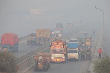 Phương tiện di chuyển trong môi trường ô nhiễm không khí nghiêm trọng ở thành phố Lahore của Pakistan. Ảnh: Reuters.