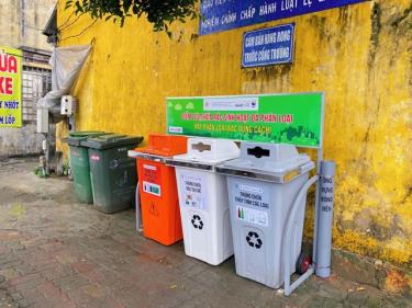 Thùng phân loại chất thải rắn được lắp đặt tại 156 điểm công cộng ở 23 phường, xã trên địa bàn thành phố Huế.